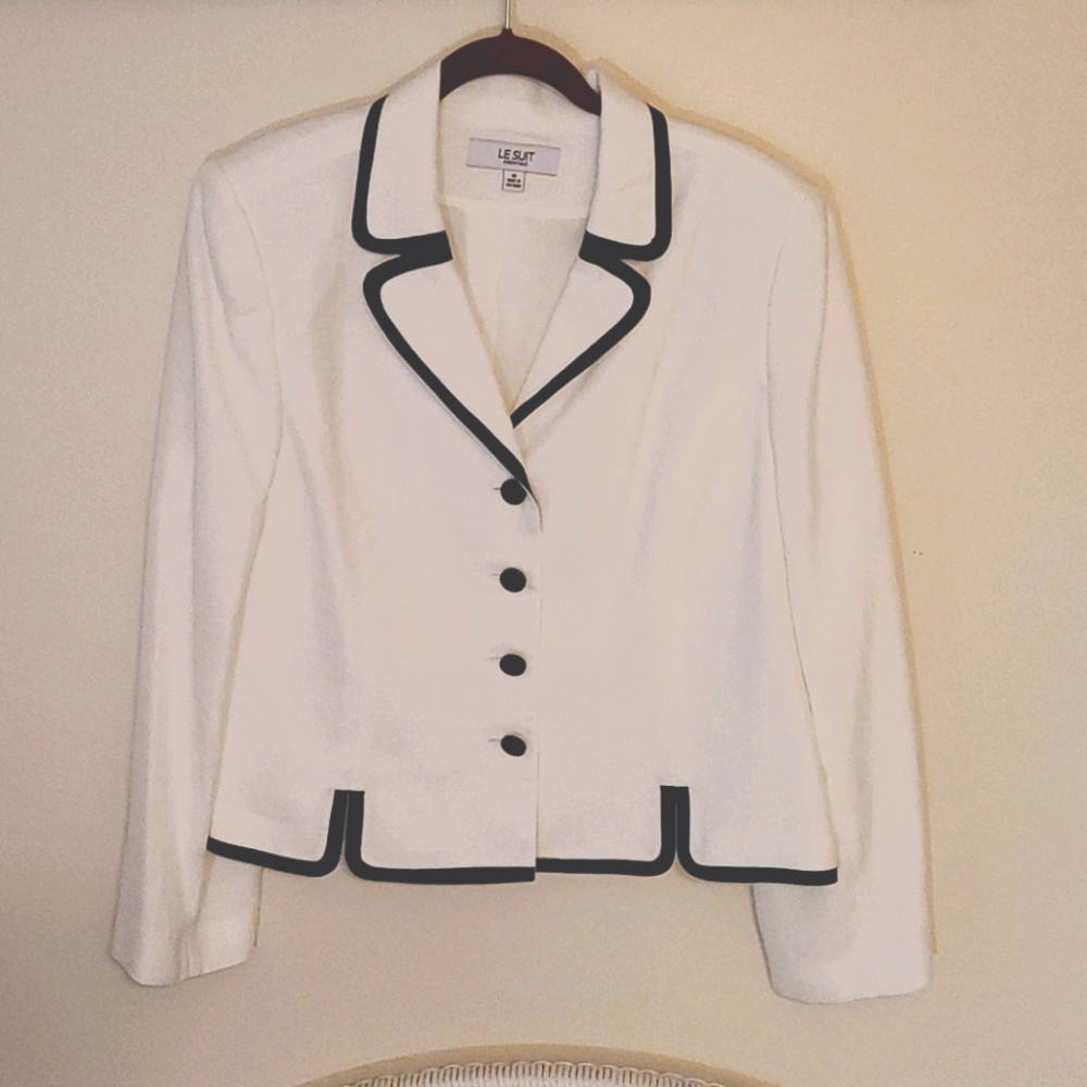 Suit blazer by Le Suit Essentials
